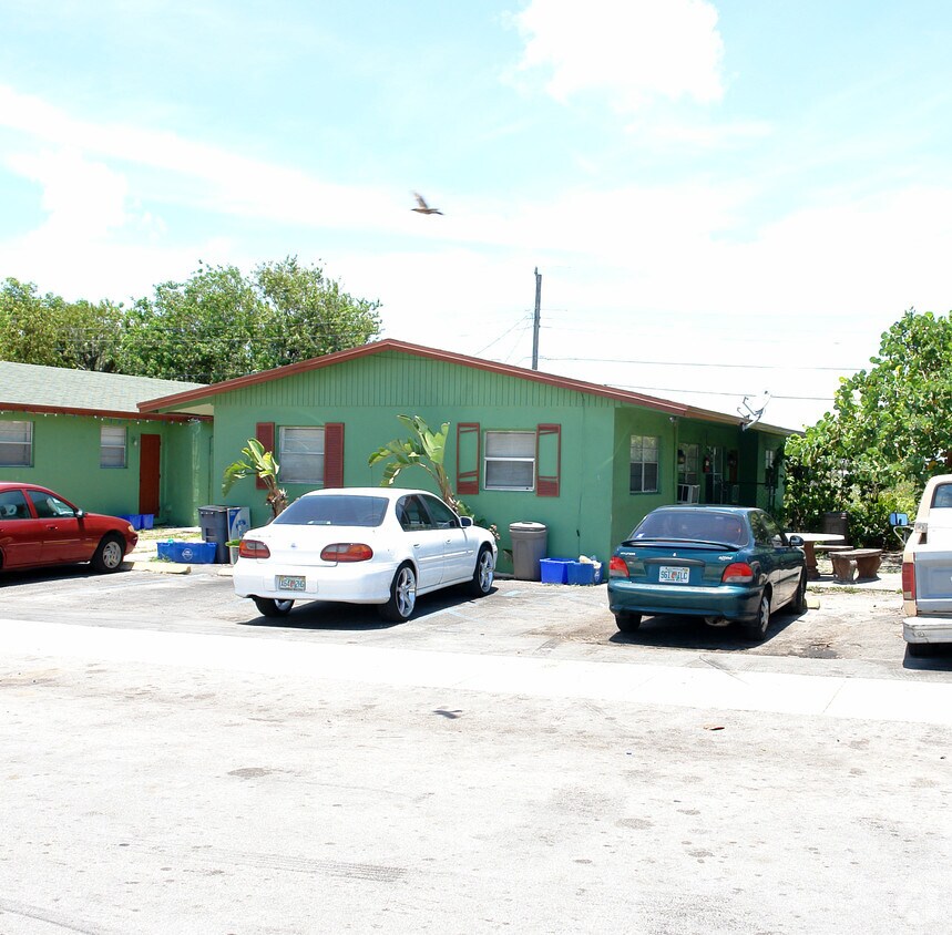 Building Photo - 2865 NW 15th Ct