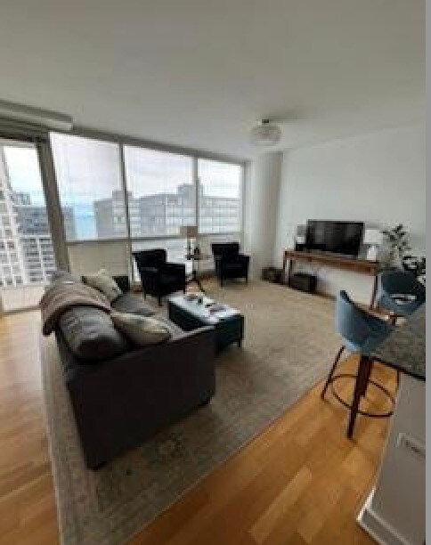Foto del edificio - 250 E Pearson St