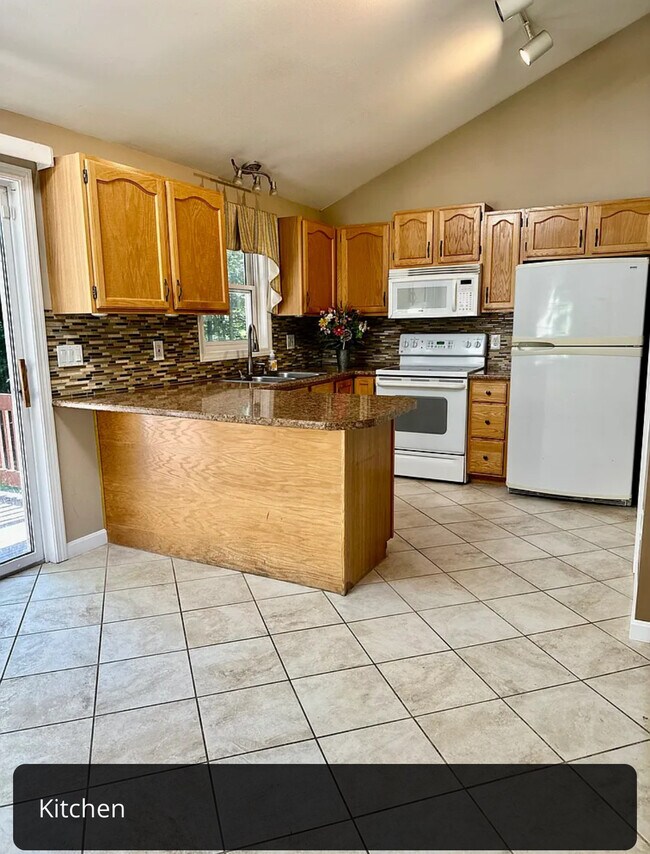 Foto del edificio - 17 Garvin Rd