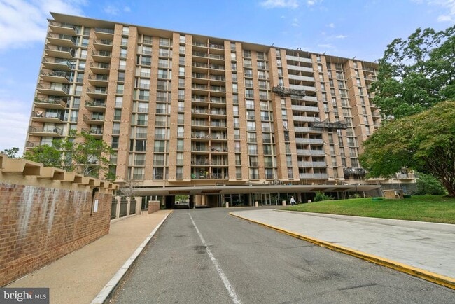 Building Photo - 4600 S Four Mile Run Dr