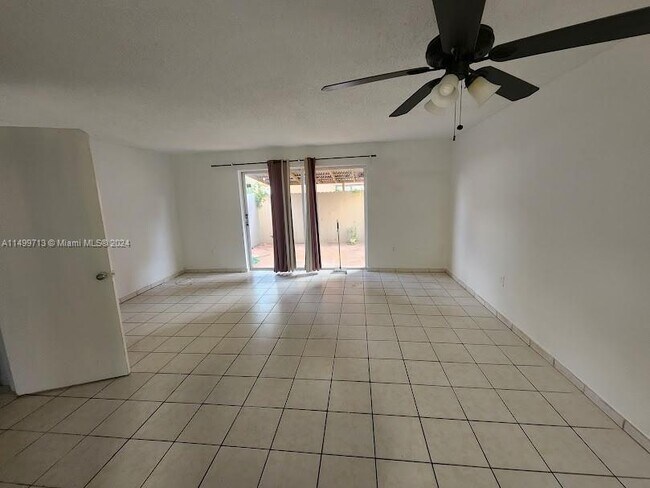 Foto del edificio - 8171 NW 8th St