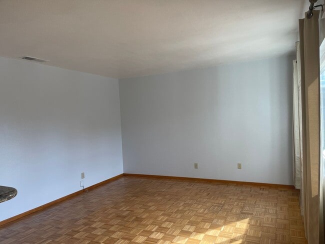 Building Photo - 3 Bedroom, 2 Bathroom Single Story House i...