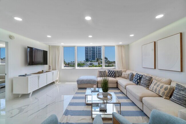 Foto del edificio - 711 N Birch Rd