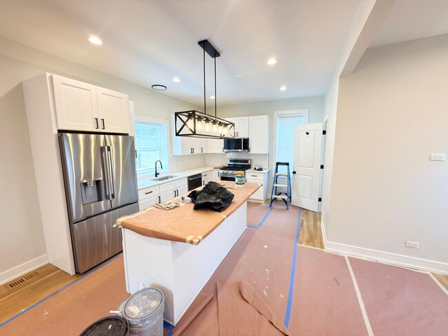 Building Photo - 858 N Paulina St