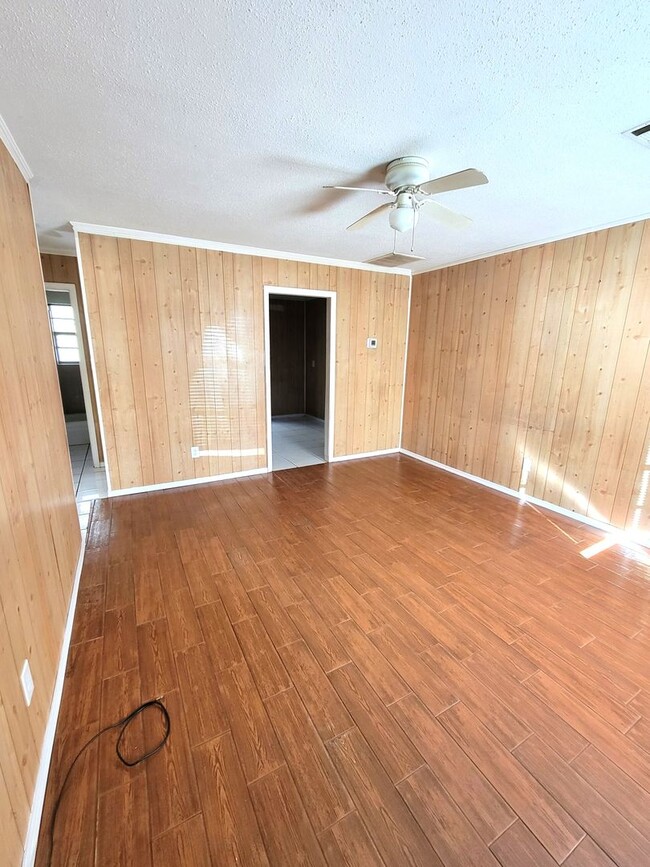 Building Photo - 1279 Lake Dr