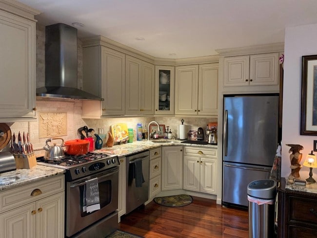 Building Photo - 348 Dongan Hills Ave