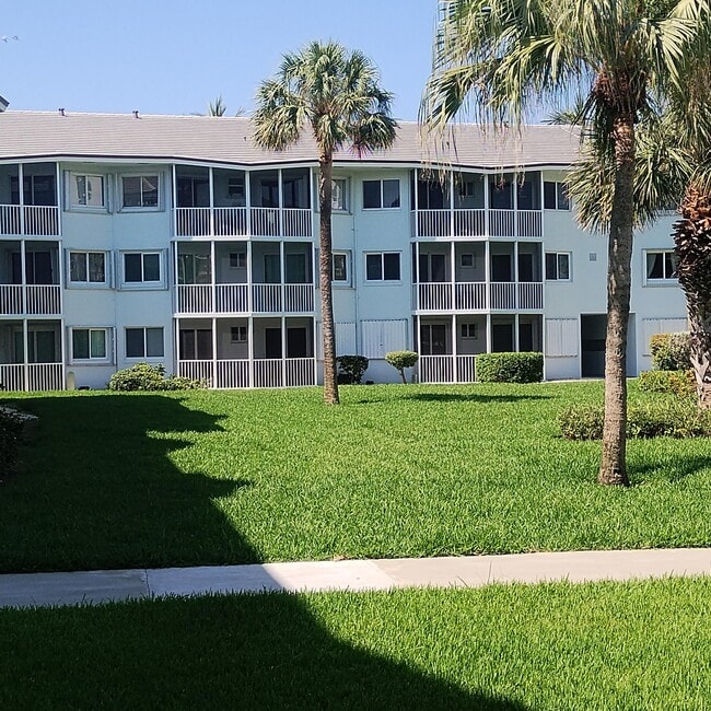 Building Photo - 2700 Banyan Rd