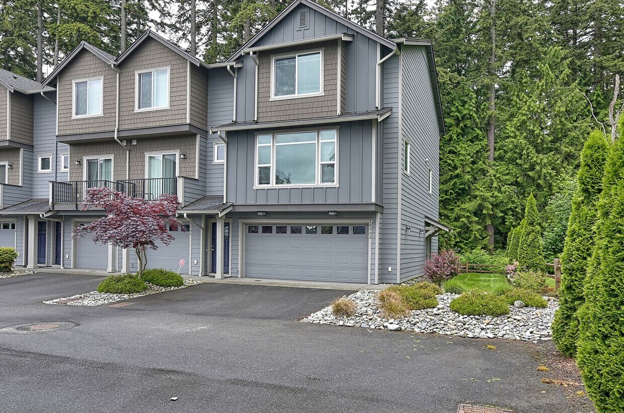 Foto principal - Spacious 4 Bdrm Townhome - Available Now!