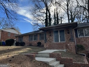 Building Photo - 825 Marstevan Dr NE