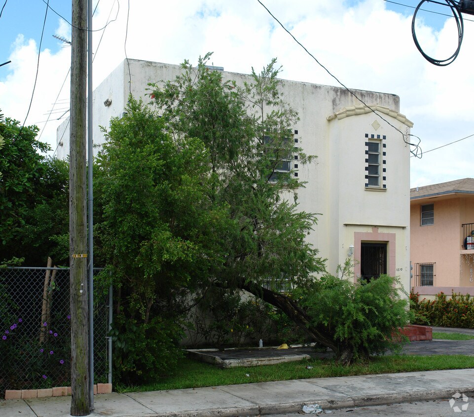 Foto del edificio - 1870 SW 6th St