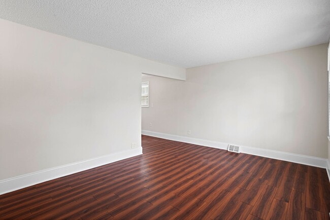 Foto del edificio - 412 Woodbury Lake Rd