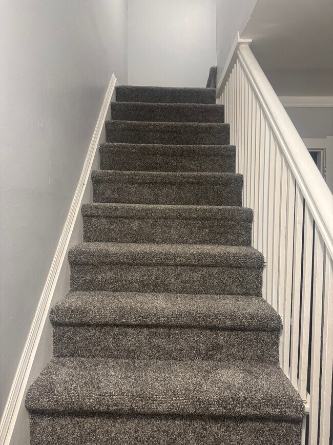 Escaleras - 5909 Wallace Rd