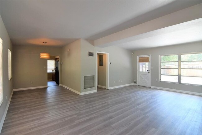 Building Photo - 1501 Vantage Dr