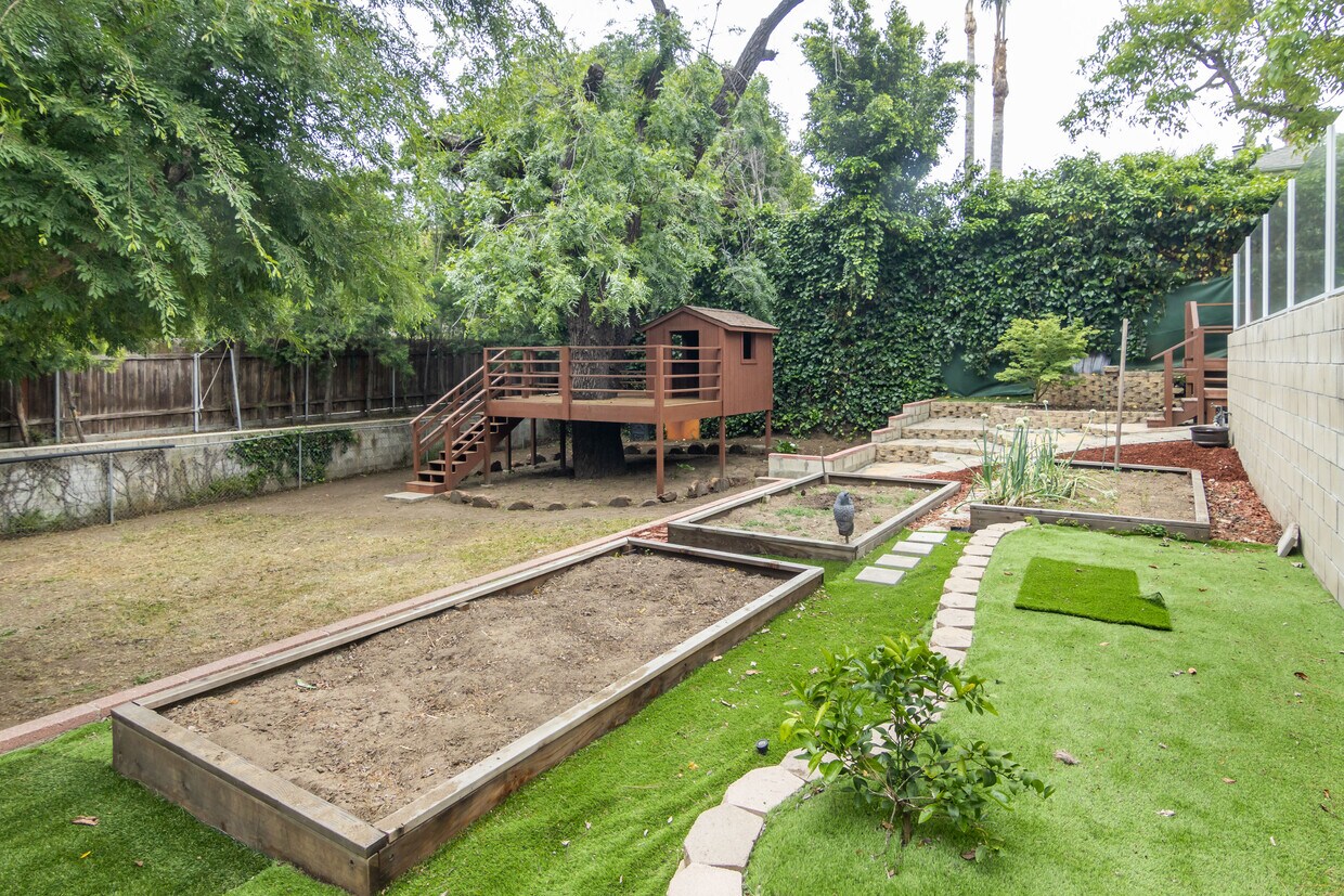 huertos y macizos de flores - 5326 Leghorn Ave