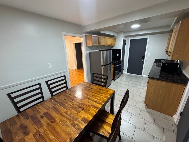 Foto del edificio - Charming 3BR Ground Floor Unit in South Eu...