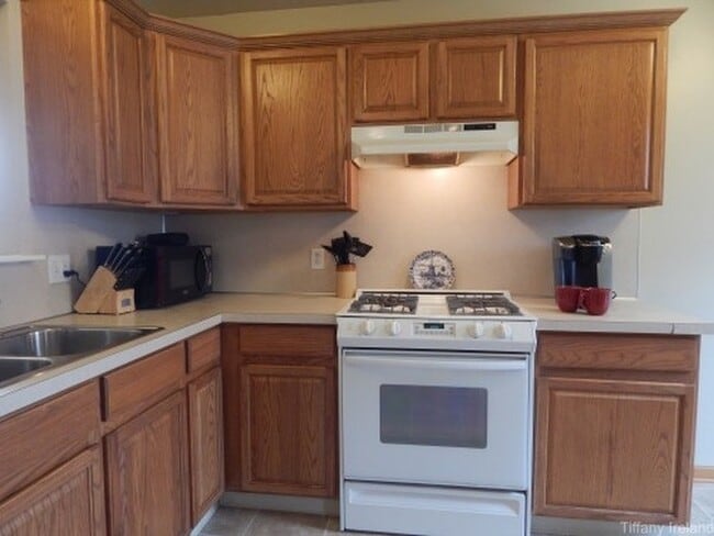 Building Photo - 3 Bedroom, 1.5 Single Family Home with Lau...