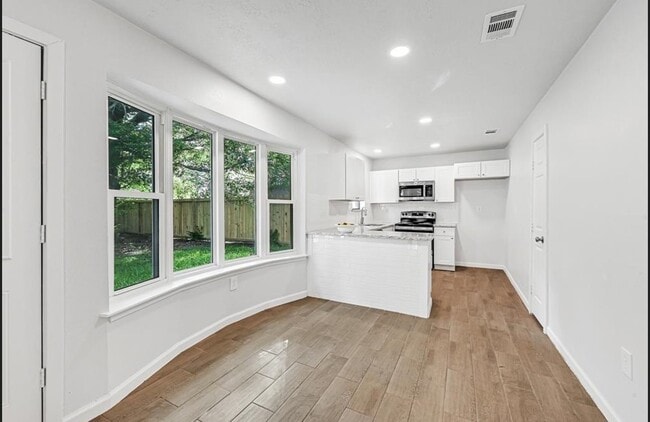 Building Photo - 16314 Forest Bend Ave