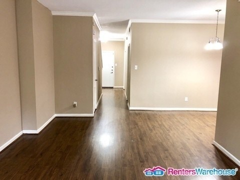 Building Photo - Gorgeous 4/3 London Townhomes community
