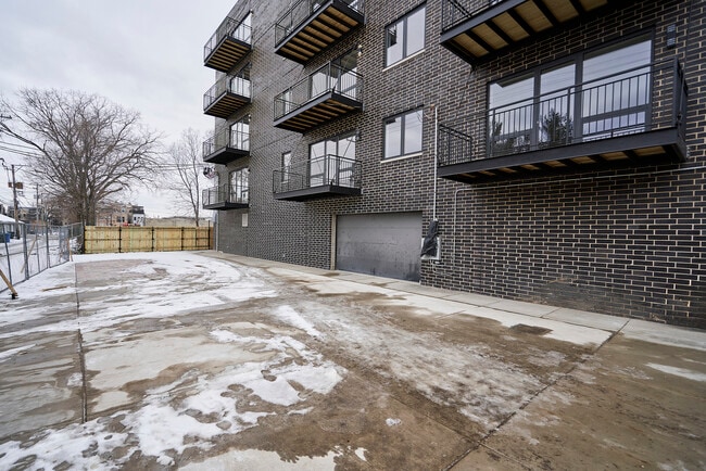 Building Photo - 503 E Pershing Rd