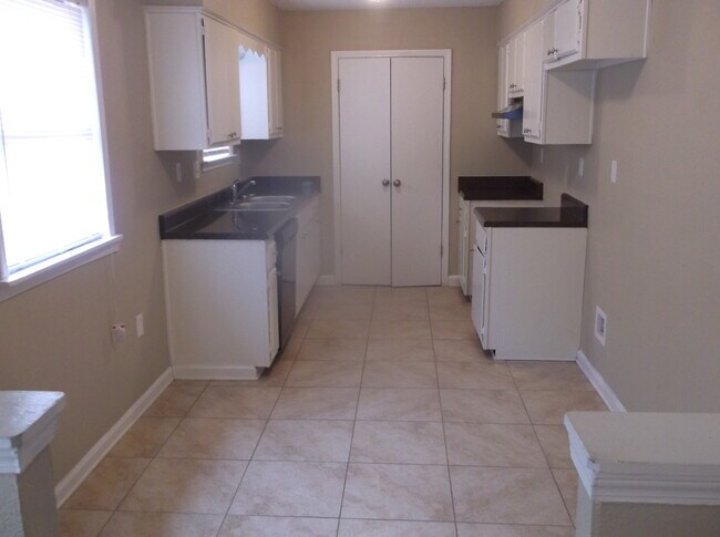 Foto del edificio - 5666 Maple Tree Dr