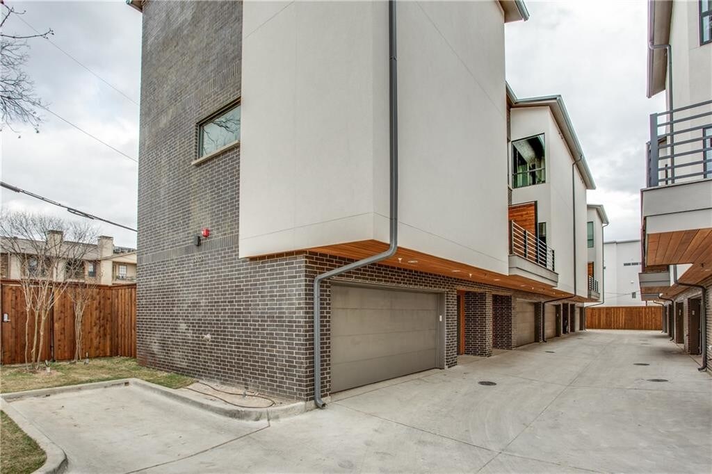 Primary Photo - 2310 N Fitzhugh Ave