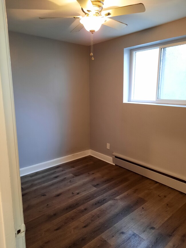 Building Photo - 2 BEDROOM APARTMENT IN MATURE NEIGHBOURHOO...