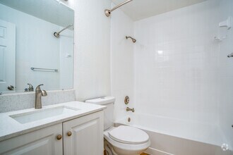 2BD, 1BA - 889SF - Bathroom - Westshore Flats