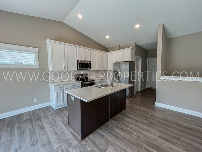 Building Photo - Rent Special! $2450 down from Market rate ...