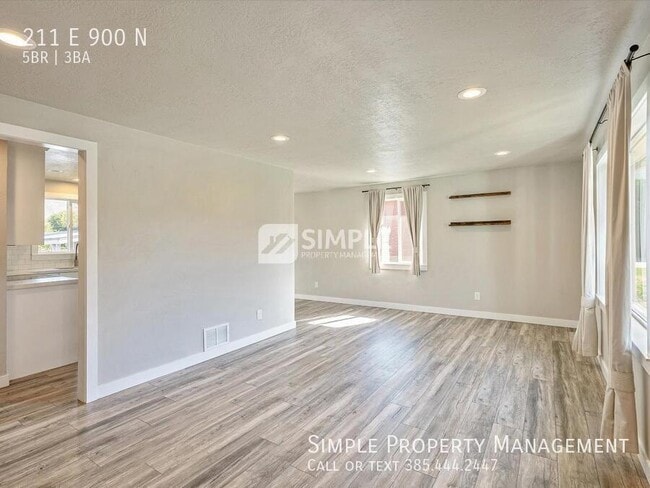 Building Photo - 211 900 N