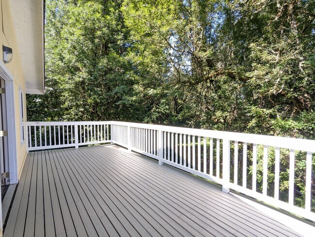 Foto del edificio - Charming 1 Bedroom Apartment w/ Deck Overl...