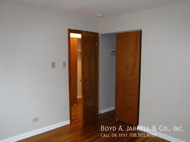 Building Photo - Oakwood Apartments:One Bedroom, off-street...