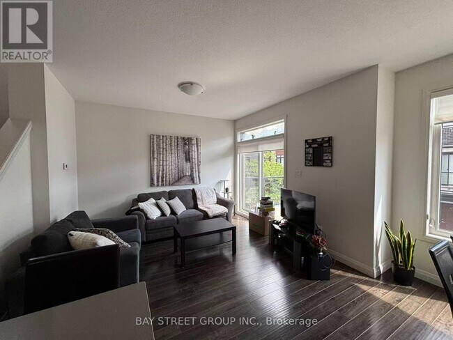 Photo du bâtiment - 3260 Singleton Ave