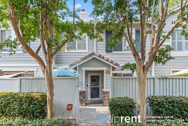 Building Photo - 2 br, 2.5 bath Townhome - 6320 Island Pine...