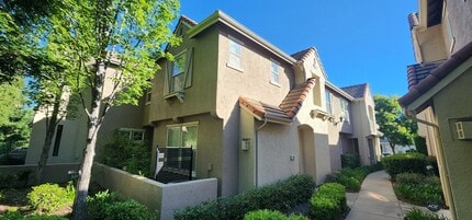 Building Photo - 303 Esplanade Cir