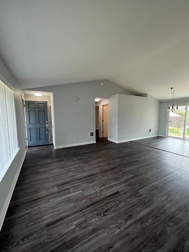 Building Photo - 2-Bedroom 1.5-Bathroom duplex