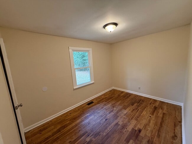 Building Photo - 3 Bedroom 1 Bath on 2 Acres Newnan, Ga