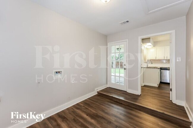 Foto del edificio - 5932 Lalagray Ln