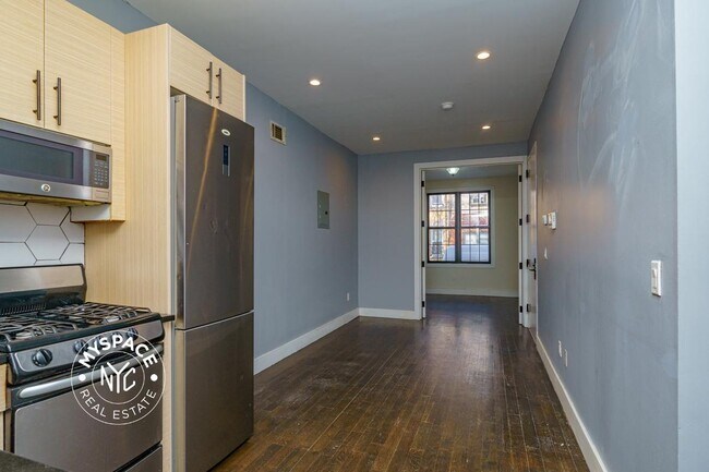 Foto del edificio - 54-38 Arnold Ave