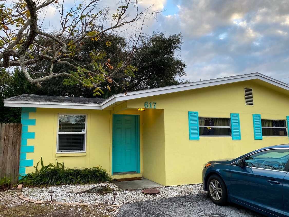 Front of unit 1/2 duplex reantal - 617 Lyndhurst St