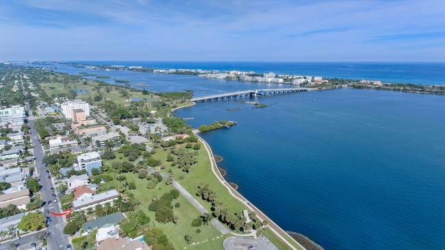 Walk to Lake Worth Beach - 230 S Lakeside Dr Apartment