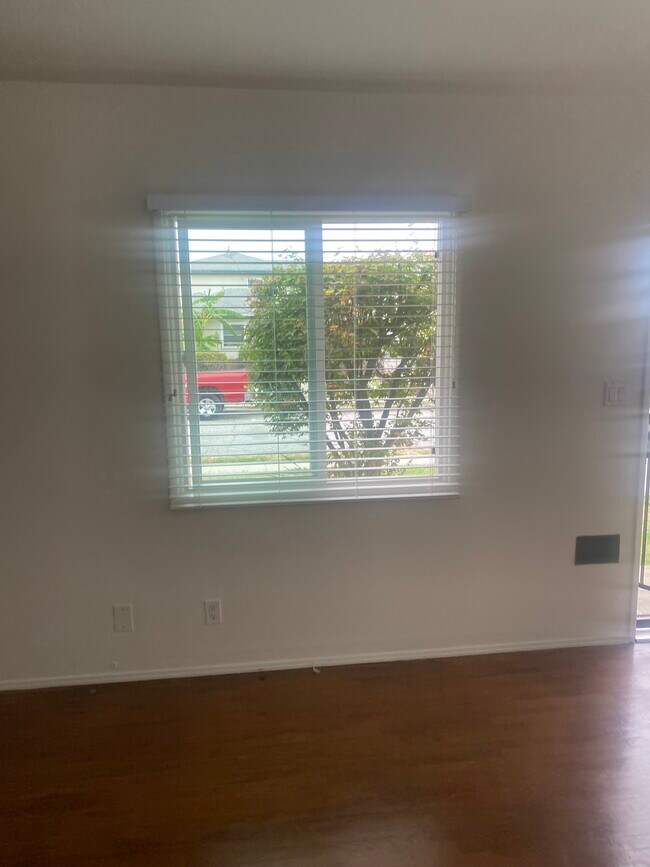 Foto del edificio - 4438 W 141st St