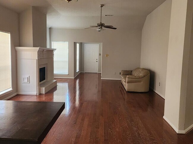 Building Photo - 15107 Beechnut St