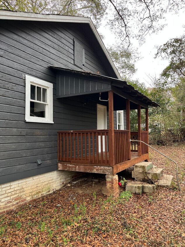 Building Photo - 105 N Elm Ave