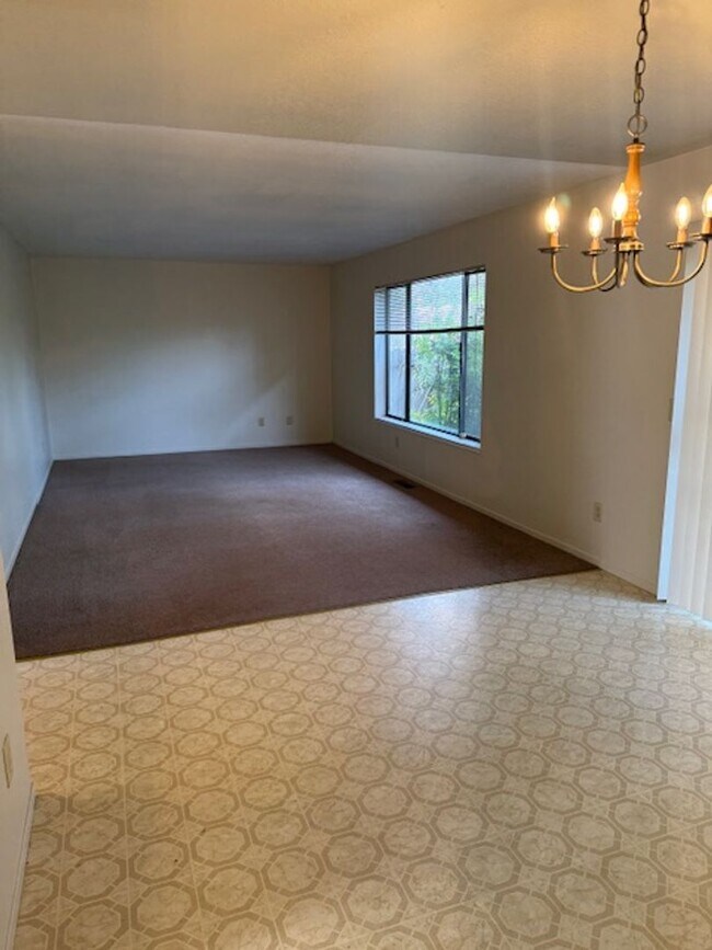 Building Photo - 2 Bedroom Home