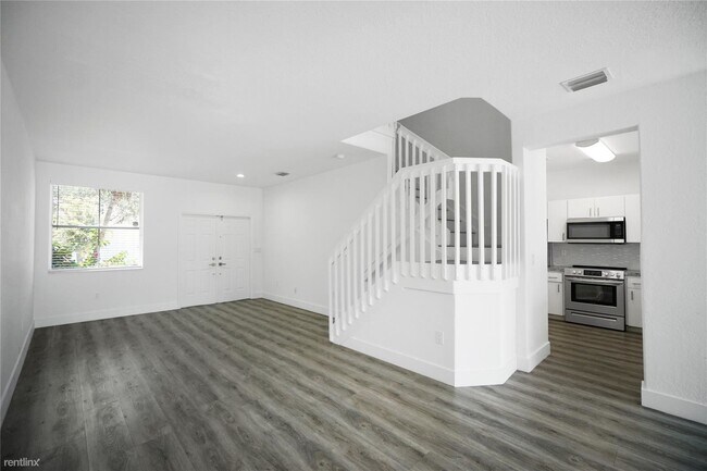Foto del edificio - 3 br, 2.5 bath Townhome - 16909 SW 33rd Ct...