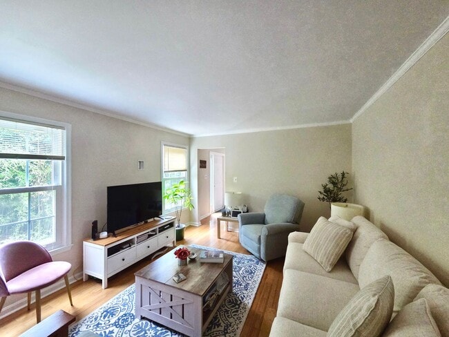 Building Photo - Amazing 4 BR/3 BA Single-Family Home in Un...
