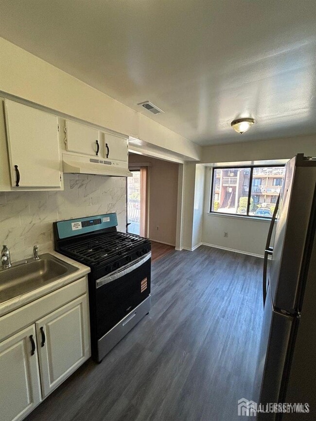 Building Photo - 517 Edison Glen Terrace