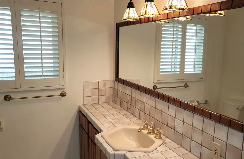 Building Photo - 357 N Grove St