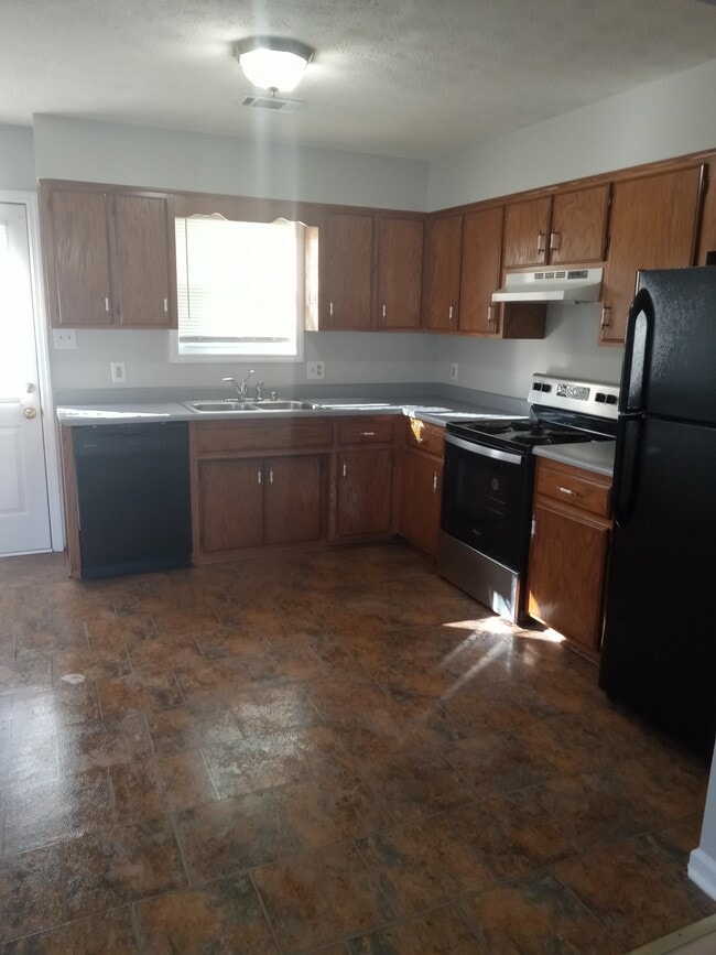 Building Photo - 542 Hickory Dr