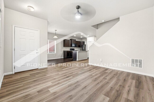 Foto del edificio - Spacious Townhouse with Central AC and Washer/Dryer